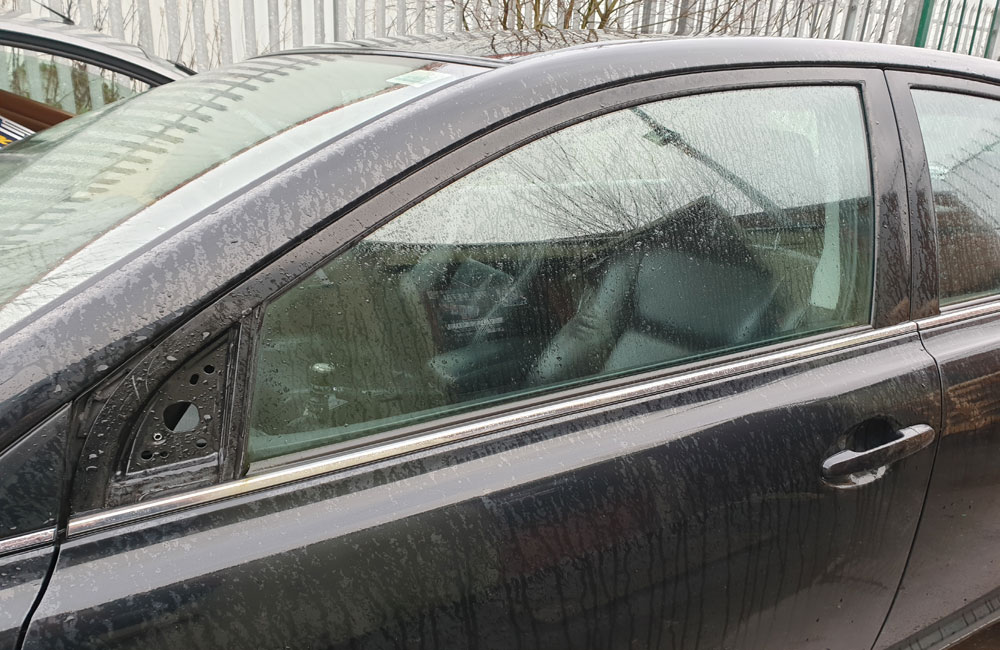 Toyota Avensis TR D-4D Door window glass passenger side front